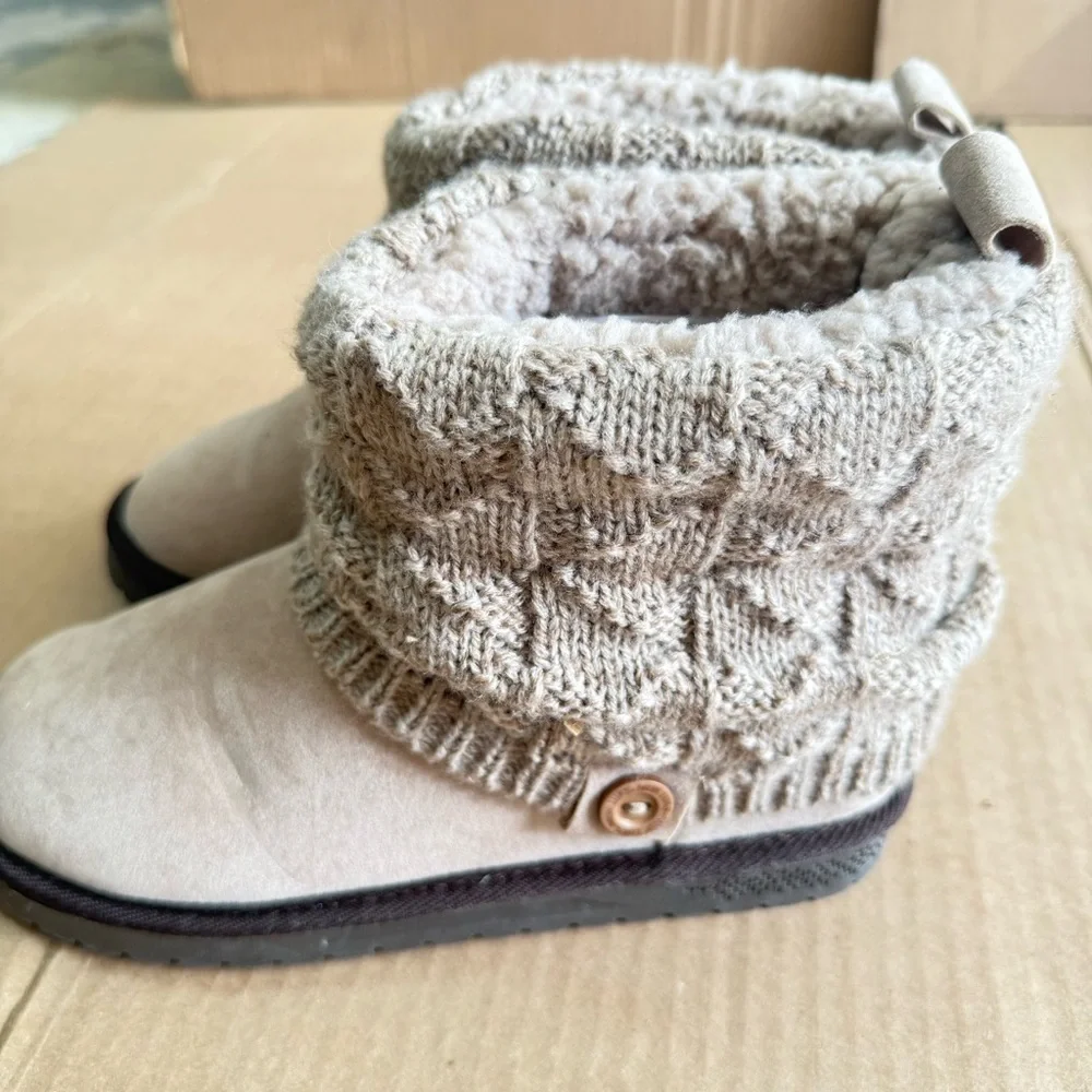 Muk Luks‎ Essentials Women Boots 6W Beige Knit Winter Suede Water Resistant Cozy